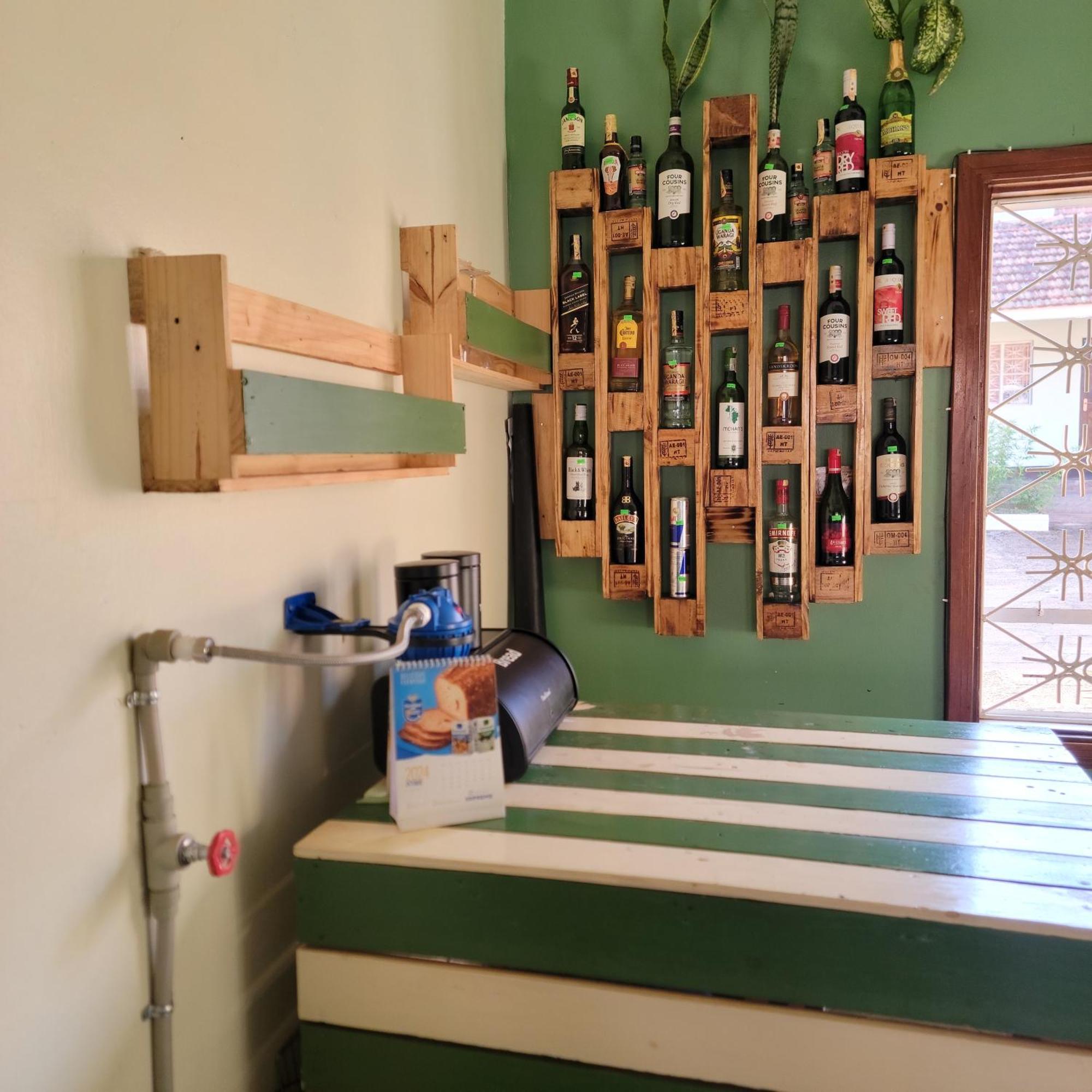 Bed and Breakfast Grassroots Cafe & Deli Masaka Esterno foto