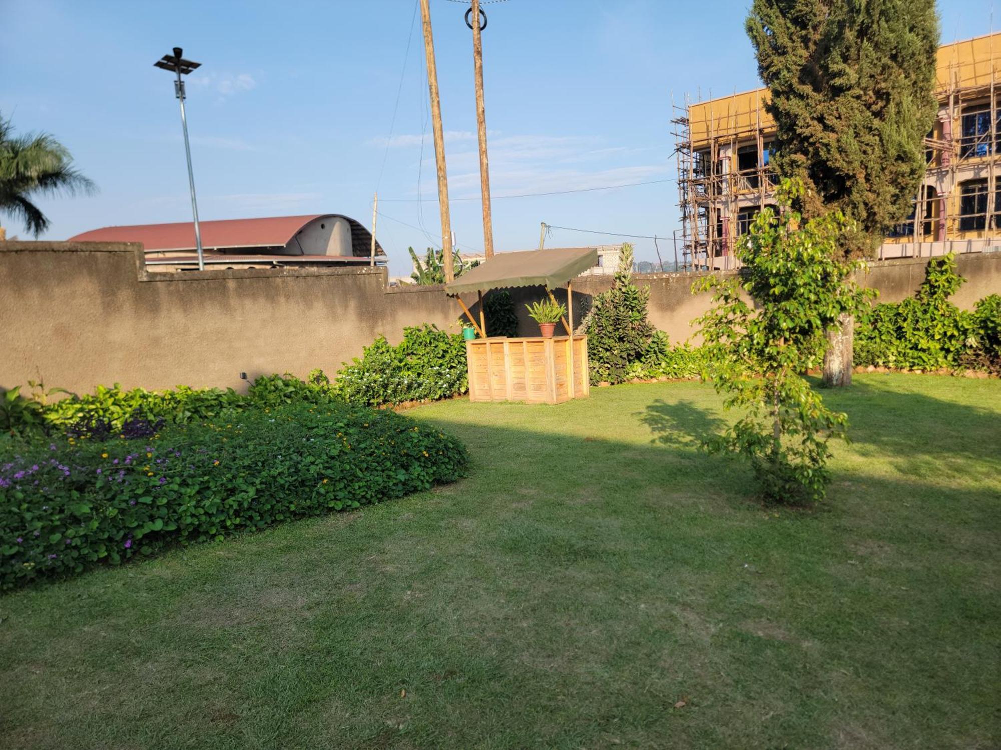 Bed and Breakfast Grassroots Cafe & Deli Masaka Esterno foto