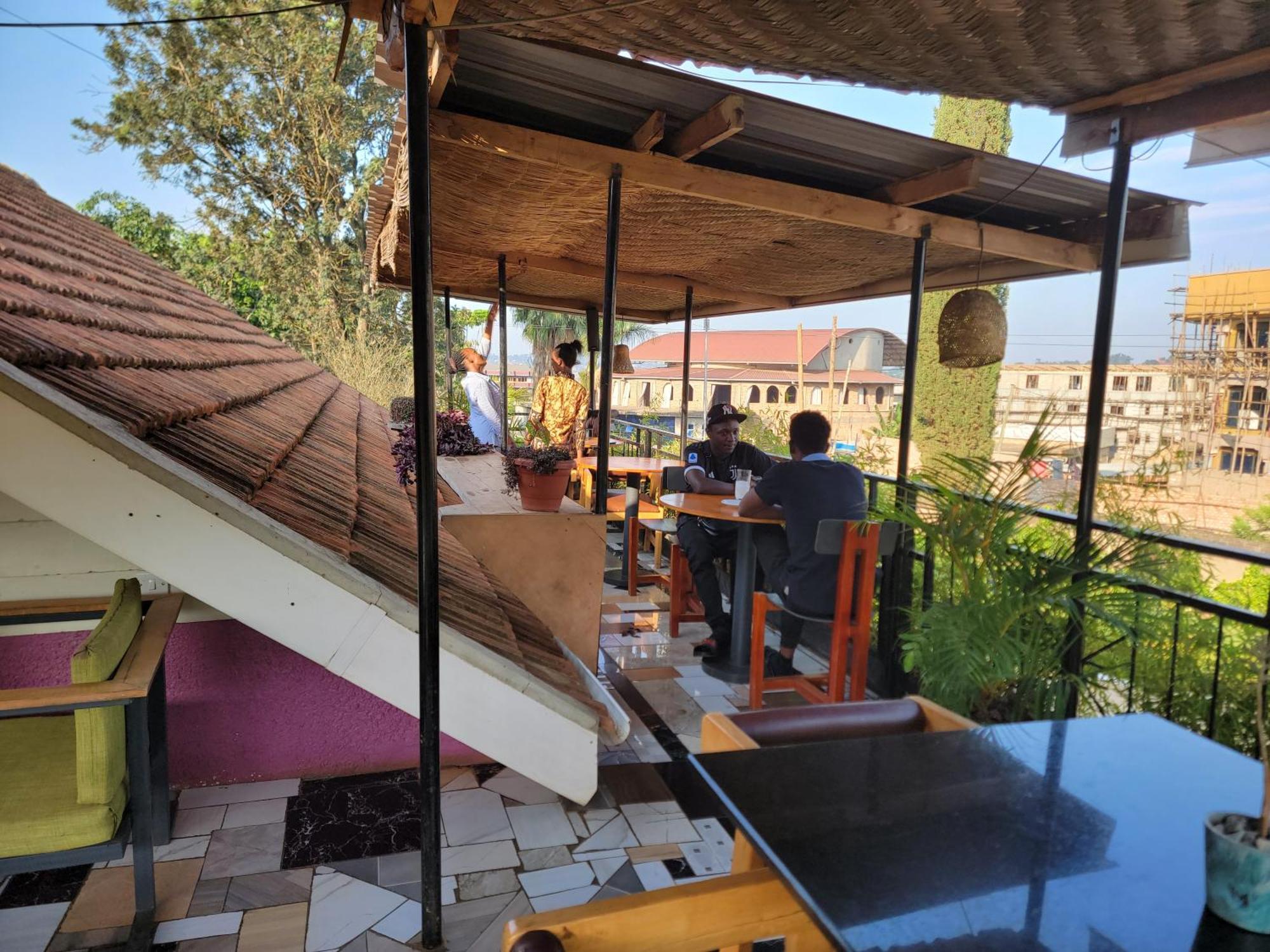 Bed and Breakfast Grassroots Cafe & Deli Masaka Esterno foto