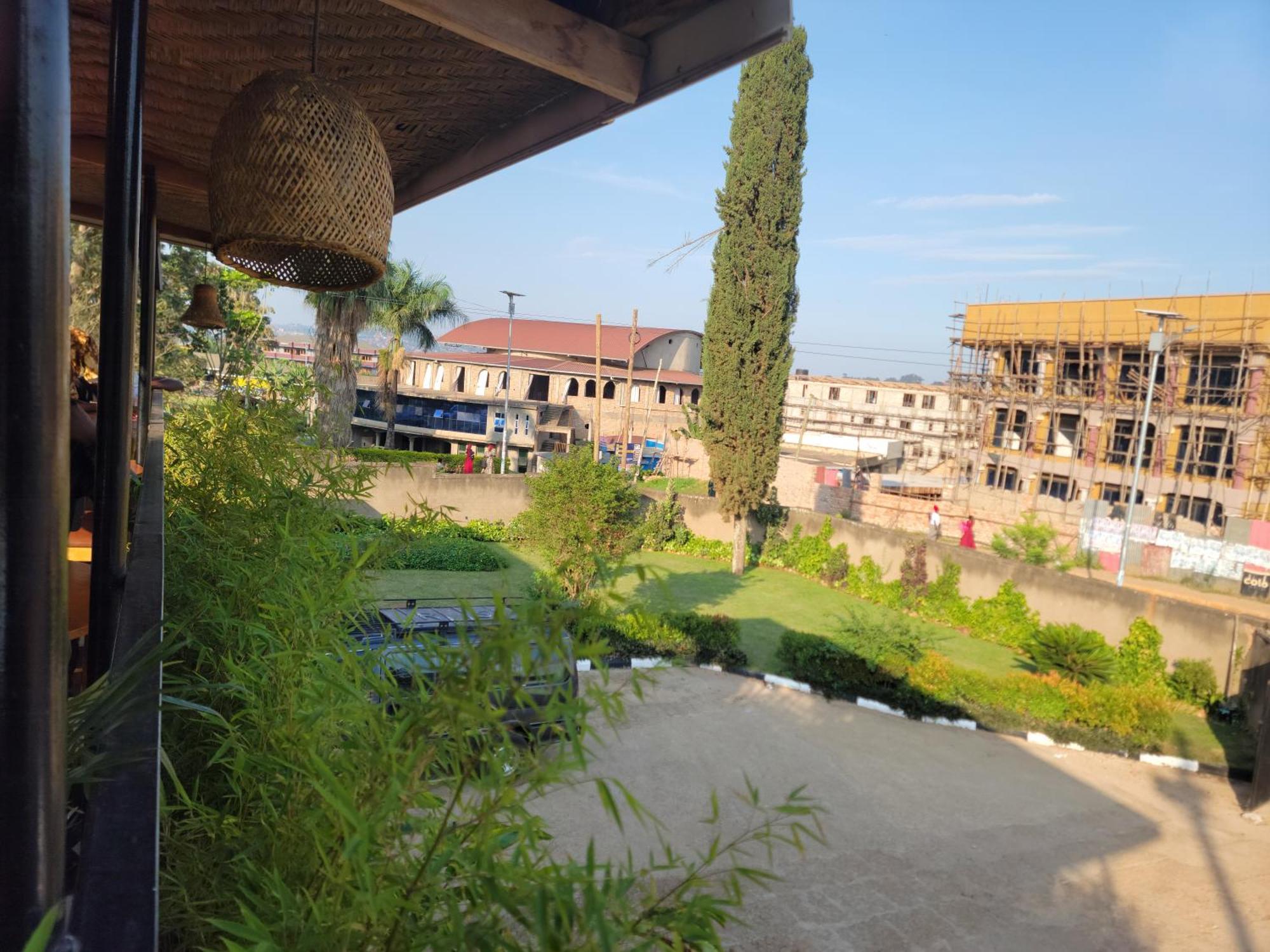 Bed and Breakfast Grassroots Cafe & Deli Masaka Esterno foto
