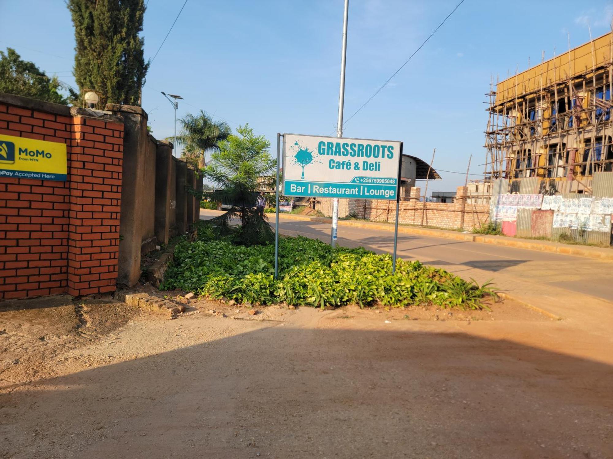Bed and Breakfast Grassroots Cafe & Deli Masaka Esterno foto